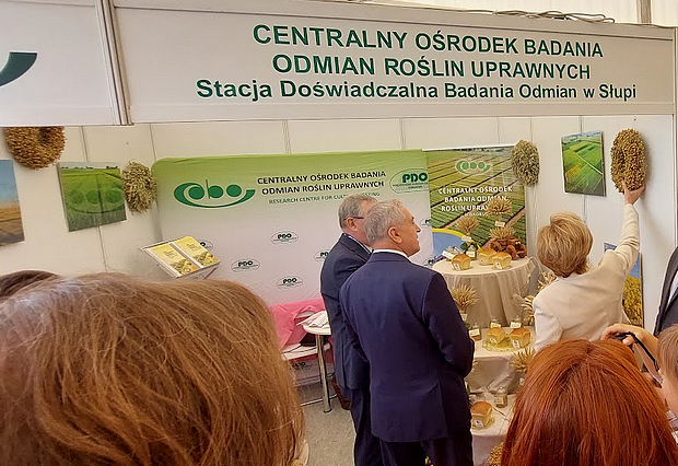 Minister Rolnictwa - Henryk Kowalczyk, Posłanka do Parlamentu Europejskiego Jadwiga Wiśniewska żywo zainteresowani pracami COBORU