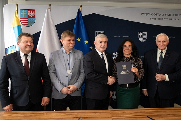 wręczenie podpisanej umowy 