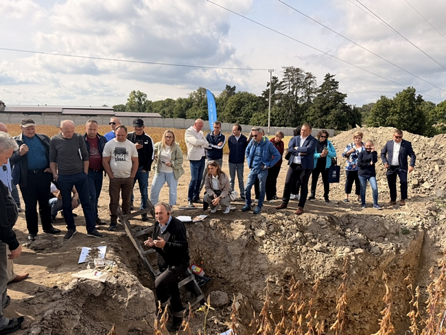  Omówienie warunków glebowych przy odkrywce glebowej przeprowadzone przez prof. dr hab. Bernarda Gałka z Uniwersytetu Przyrodniczego we Wrocławiu 